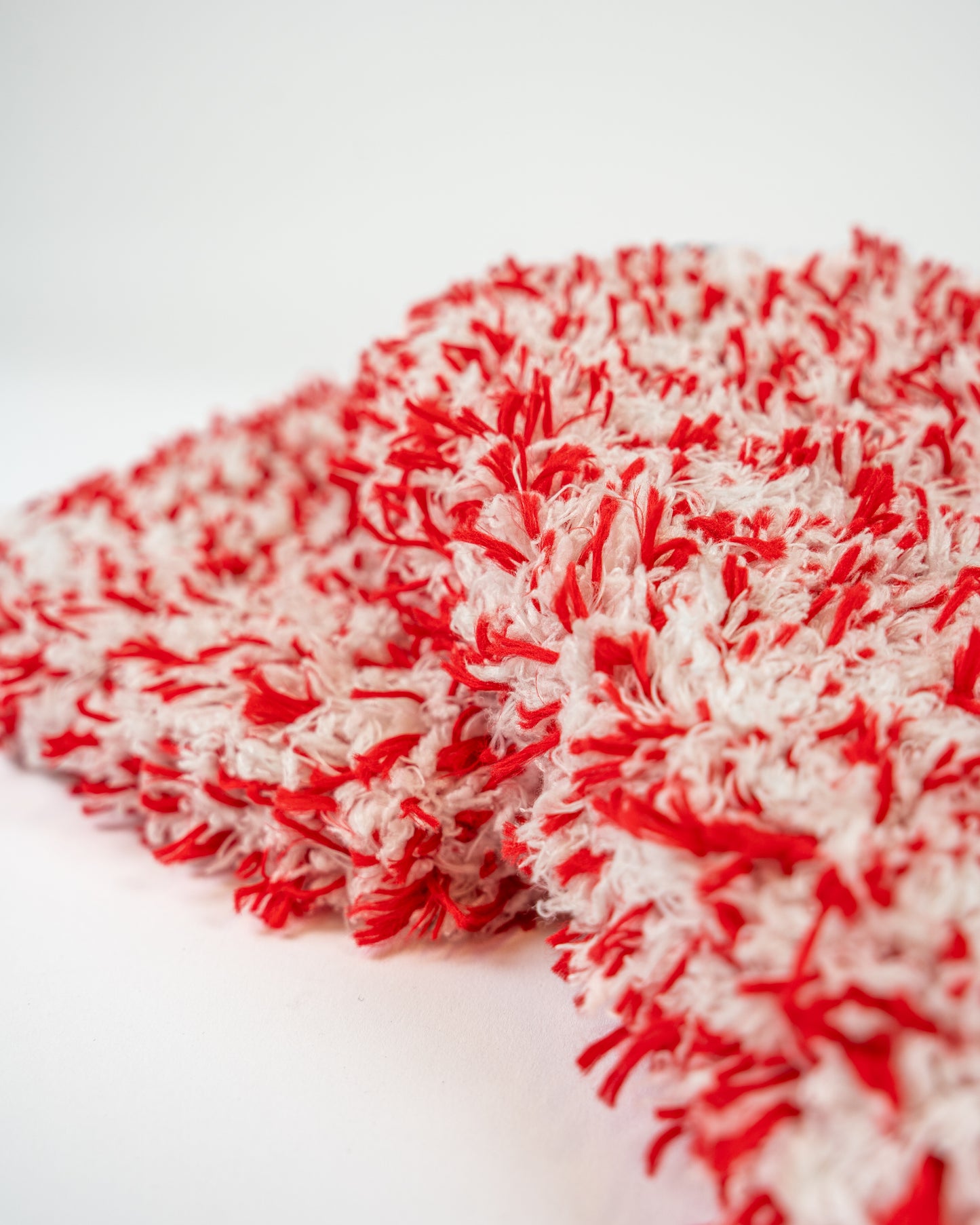 Close-up of the FibreKing SK Korean Microfibre Premium Wash Mitt in red, showcasing its soft, white microfibre fabric for gentle washing and advanced dirt-trapping technology on a white background.